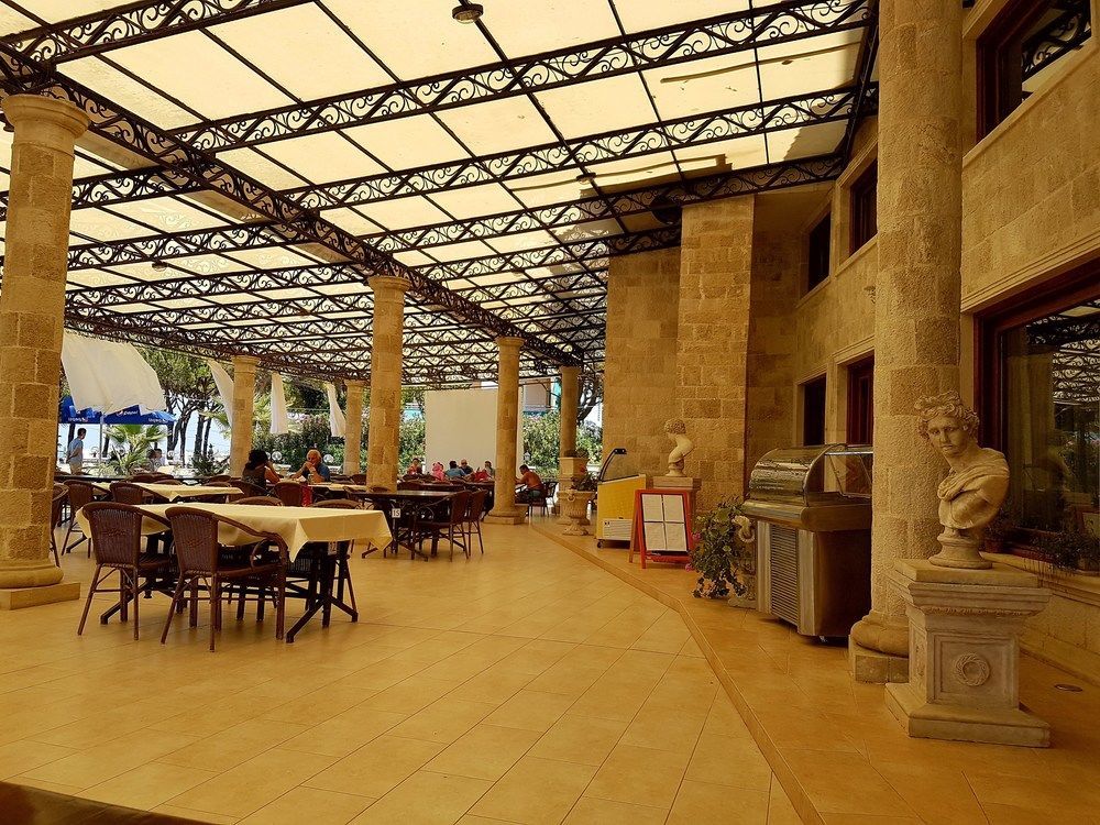 Royal Park Hotel Qerret Exterior foto